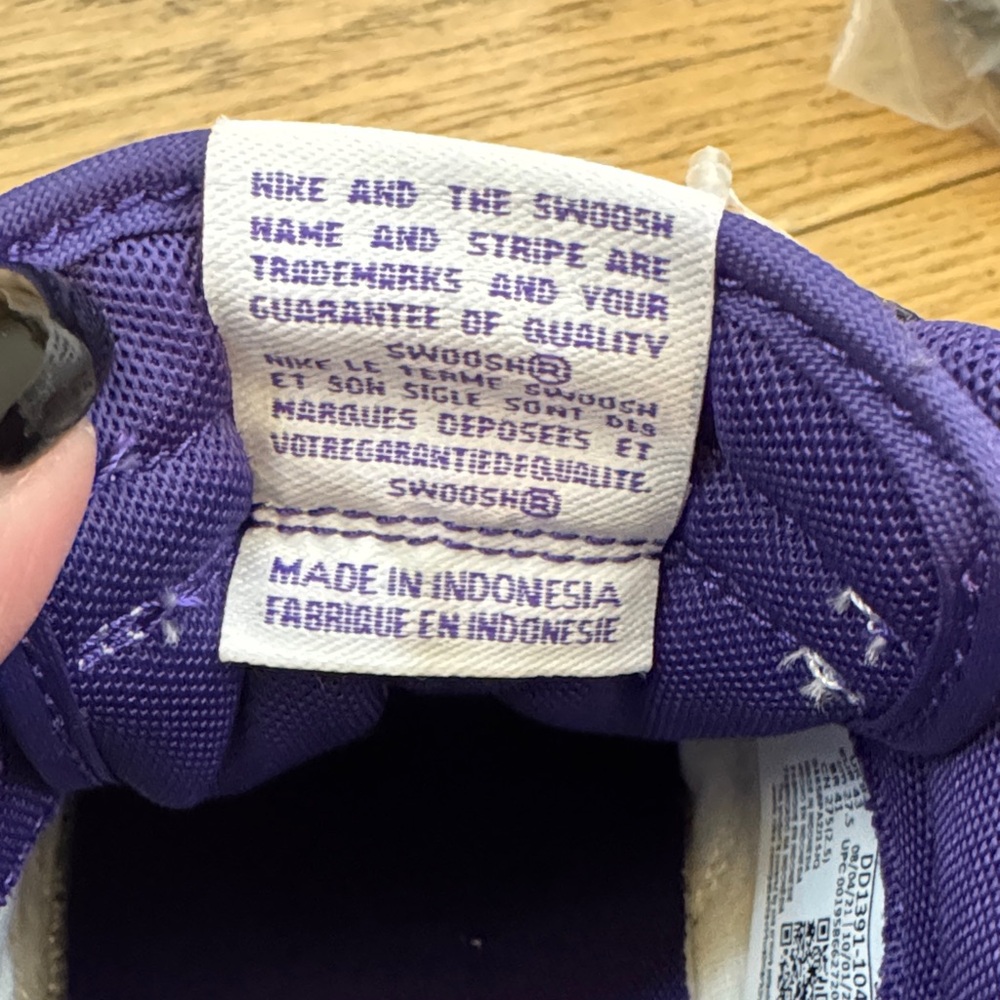 Nike Low-Top Sneakers in White and Purple - Picture 4 of 9